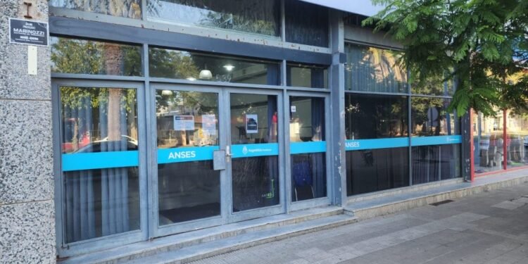 El Gobierno dispuso un aumento del 2,4% en las asignaciones familiares