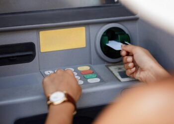 Suben las comisiones por extracciones en cajeros automáticos: los nuevos costos desde mayo