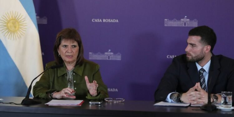 Bullrich presentó el proyecto de Ley Antibarras que tipifica esos delitos como “organización criminal”