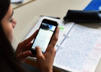 El 54% de los estudiantes argentinos de 15 años se distrae con su celular en clase