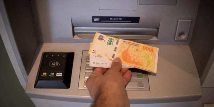 Se encarecerá sacar dinero en los cajeros automáticos