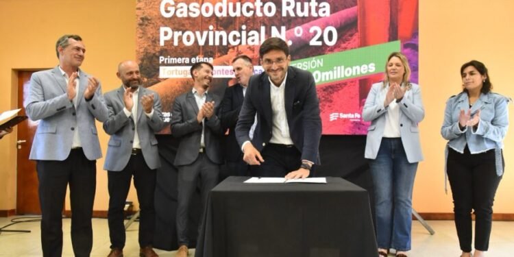 Pullaro firmó el inició de obra del gasoducto Ruta Provincial 20