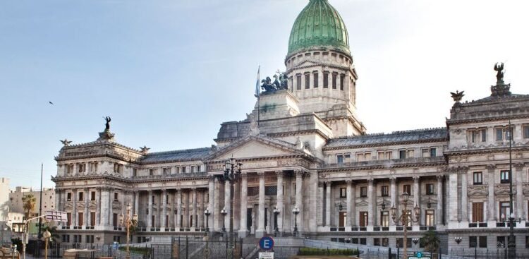 Día de desafíos para el Gobierno: aprobar el DNU con el FMI y controlar una nueva marcha en el Congreso