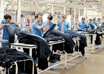 Fisfe pide al ministro Caputo reconsiderar la rebaja de aranceles para ropa y calzado