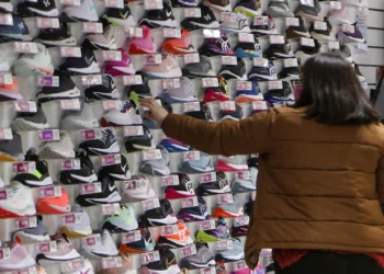 De 35% a 20%: bajan los impuestos a la importación de ropa y calzados