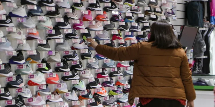 De 35% a 20%: bajan los impuestos a la importación de ropa y calzados
