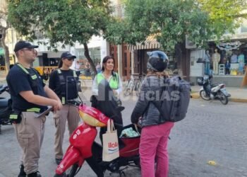 A través de caminantes, buscarán controlar la problemática de los lavacoches en el centro