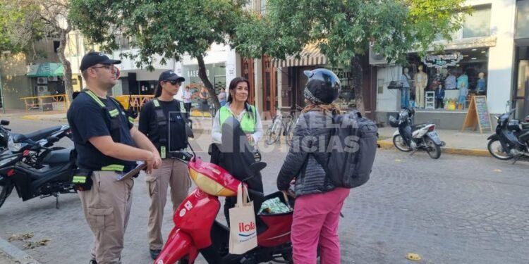 A través de caminantes, buscarán controlar la problemática de los lavacoches en el centro
