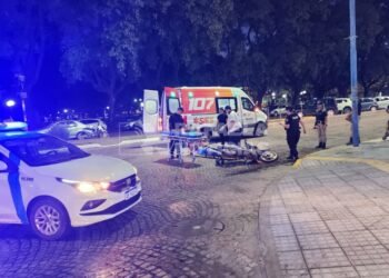 Siniestralidad Vial: un hombre fue hospitalizado tras un fuerte accidente frente al municipio