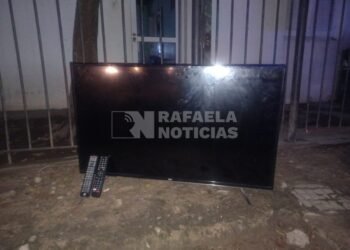 Efectivos policiales secuestraron un televisor abandonado en la vía pública
