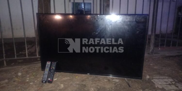 Efectivos policiales secuestraron un televisor abandonado en la vía pública