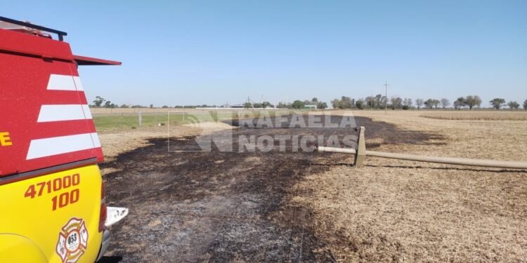 Una cosechadora enganchó cables y provocó un incendio en un campo al sur de Clucellas