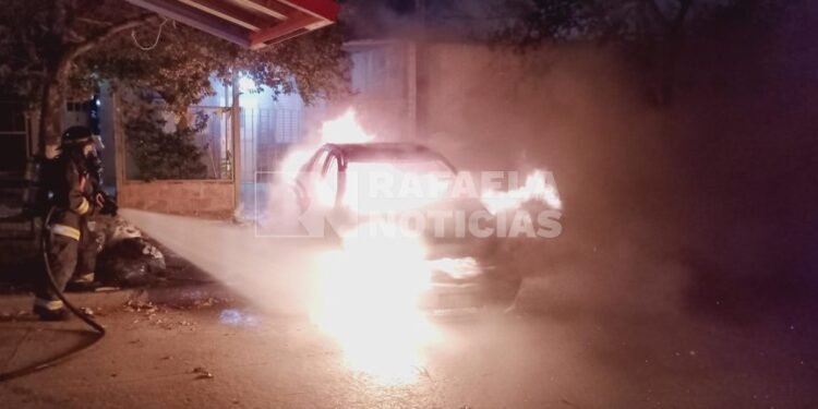 El fuego no dio tregua: pérdida total de un auto en barrio Güemes