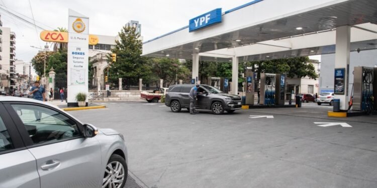 Sorpresa en los surtidores: YPF baja 4% los combustibles desde el 1º de mayo