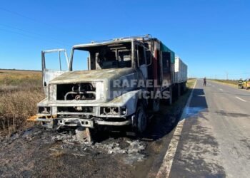 María Juana: se incendió un camión sobre Ruta 63 y trabajaron tres dotaciones de bomberos