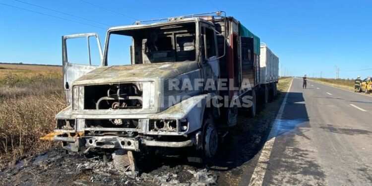 María Juana: se incendió un camión sobre Ruta 63 y trabajaron tres dotaciones de bomberos