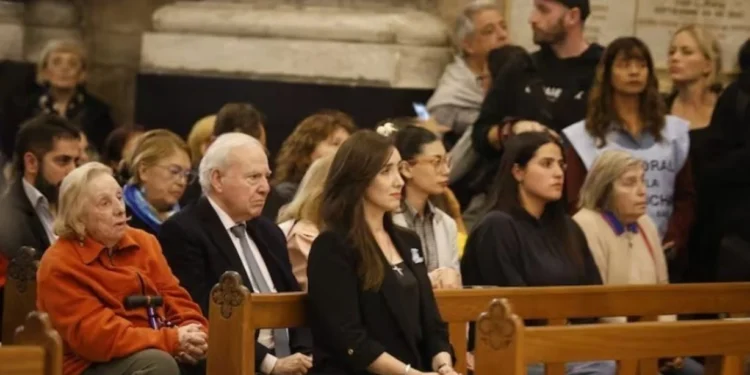 abuchearon a Victoria Villarruel a la salida de la misa homenaje al Papa Francisco