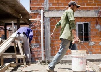 La informalidad laboral alcanza al 42% y golpea con más fuerza a jóvenes, mujeres y trabajadores independientes
