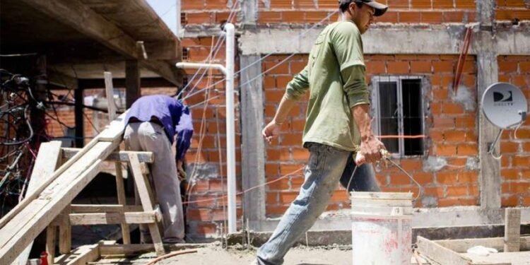 La informalidad laboral alcanza al 42% y golpea con más fuerza a jóvenes, mujeres y trabajadores independientes