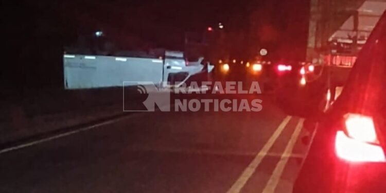 Accidente entre un camión y un auto en el cruce de las rutas 34 y 13