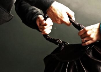 Una mujer de 75 años terminó lesionada en un arrebato en barrio Güemes