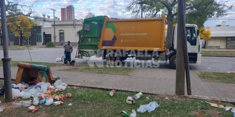 Secuelas del partido de fútbol: comenzaron las tareas de limpieza en el lugar