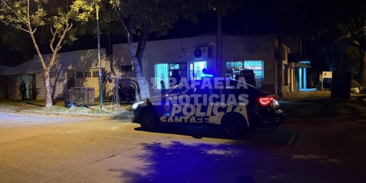 Motochorros armados asaltaron un comercio en barrio Belgrano