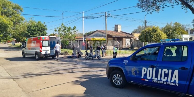 Fuerte choque entre motociclistas en Los Nogales dejó a un joven hospitalizado