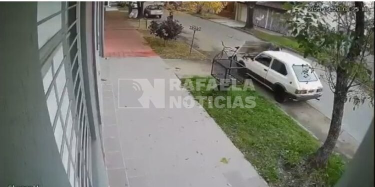 Caradura e impune: pasaba por ahi, abrió el capot y se llevó una batería