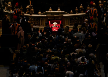 Unos 250 mil fieles despidieron al Papa Francisco: sellaron el féretro y el sábado lo sepultan