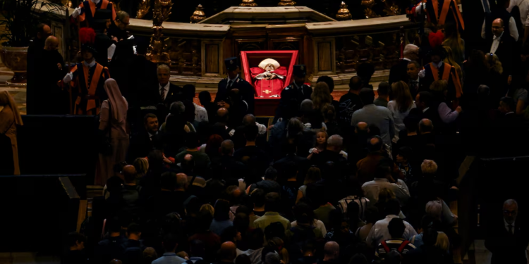 Unos 250 mil fieles despidieron al Papa Francisco: sellaron el féretro y el sábado lo sepultan