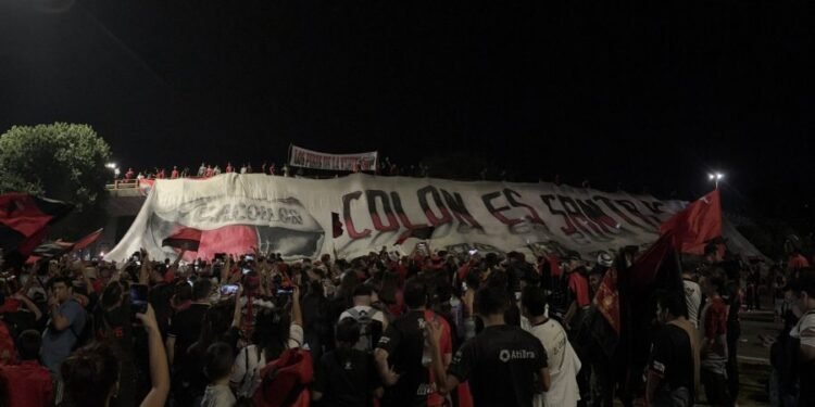 Colón celebró sus 120 años con una caravana rojinegra