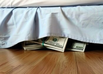 El Gobierno prepara medidas para que los dólares “del colchón” entren al circuito económico