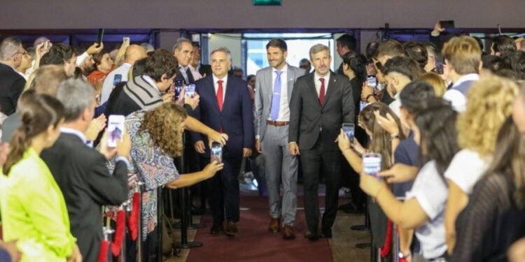 Gobernadores se reúnen en Paraná para plantear una agenda federal ante el recorte de recursos