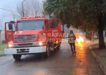 Barrio Belgrano: incendiaron una Peugeot Partner y una moto de manera intencional