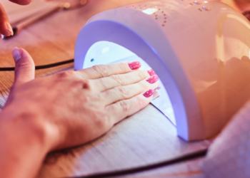 Investigadores del CONICET advierten sobre los efectos de las lámparas de secado de esmalte en la piel
