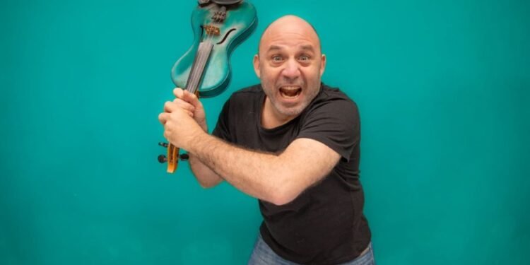 Edu Schmidt llega a Santa Fe con un show íntimo y versátil: clásicos de Árbol, canciones nuevas e instrumentos poco convencionales