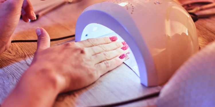Investigadores del CONICET advierten sobre los efectos de las lámparas de secado de esmalte en la piel