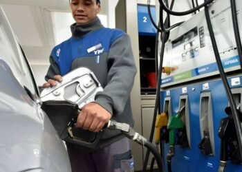 Nuevo ajuste en los combustibles: YPF subió los precios hasta un 0,4%