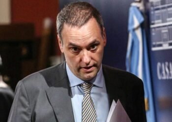 El Gobierno impulsará una reforma migratoria: más requisitos para la residencia y deportaciones exprés