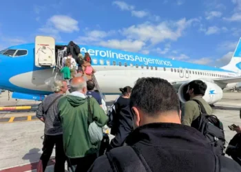 Informe de Turismo Postal del INDEC: de Ezeiza parten casi el doble de aviones de los que aterrizan