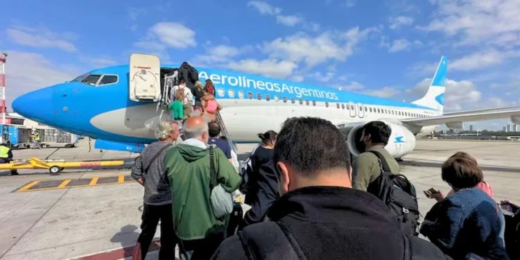 Informe de Turismo Postal del INDEC: de Ezeiza parten casi el doble de aviones de los que aterrizan