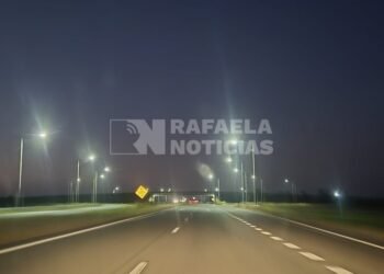 La Variante sigue a oscuras, pero iluminaron el puente del acceso al obrador