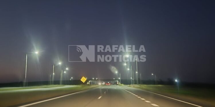 La Variante sigue a oscuras, pero iluminaron el puente del acceso al obrador