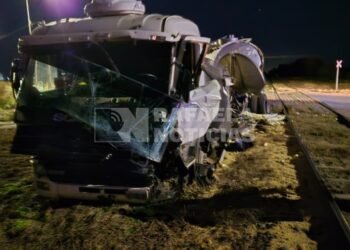 Fuerte accidente entre un camión y un tren en el camino 5
