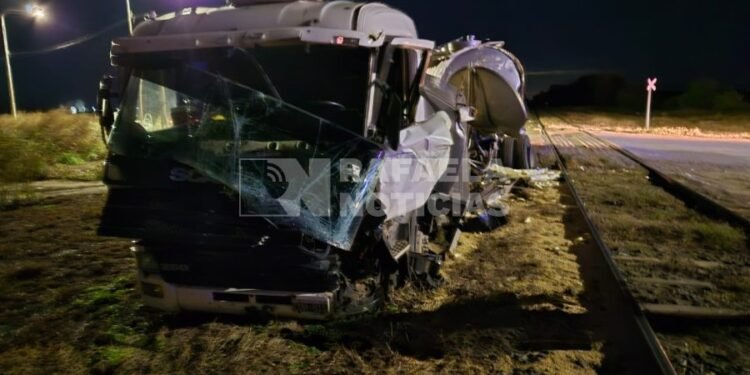 Fuerte accidente entre un camión y un tren en el camino 5