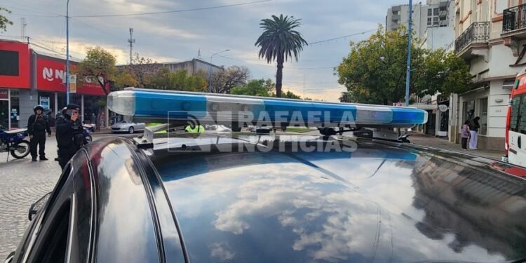 Pieza por pieza, se los van armando: robaron una rueda auxiliar de un auto y una batería de otro