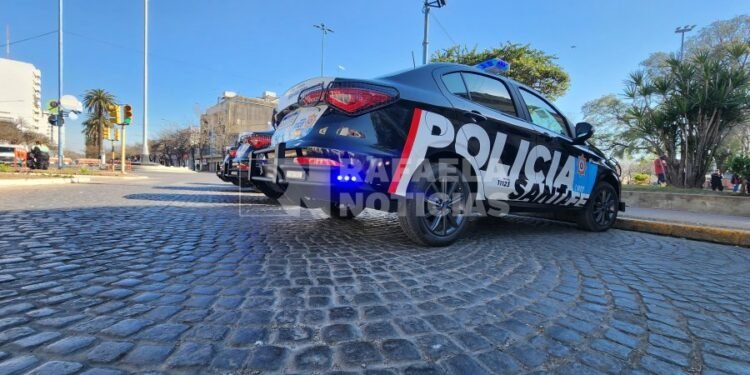 Cruzó en rojo, trató de huir, pero la Policía lo detuvo