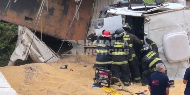 ACTUALIZACIÓN: volcó un camión en el arroyo Las Calaveras y está cortada la RN 34