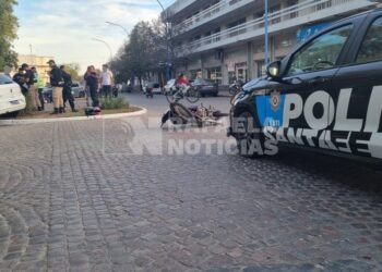 Choque frente a la Plaza 25 de Mayo: un auto terminó sobre los canteros tras colisionar con una motocicleta